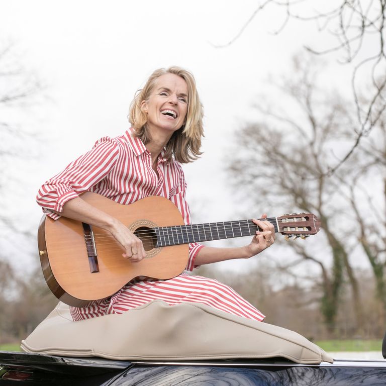 Inka mit Gitarre